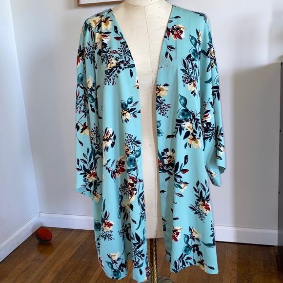 EVRI Tops - EVRI 3X floral kimono type top
